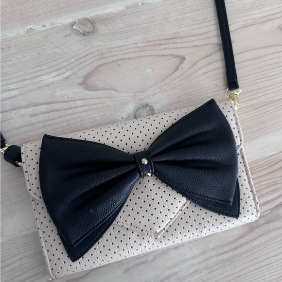Elegant Cream and Black Bow Crossbody Bag - Picture 2 of 11